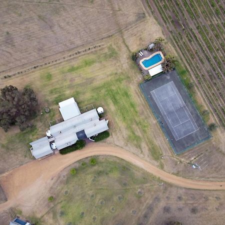 Ironbark Hill Estate Hotel Pokolbin Exterior photo